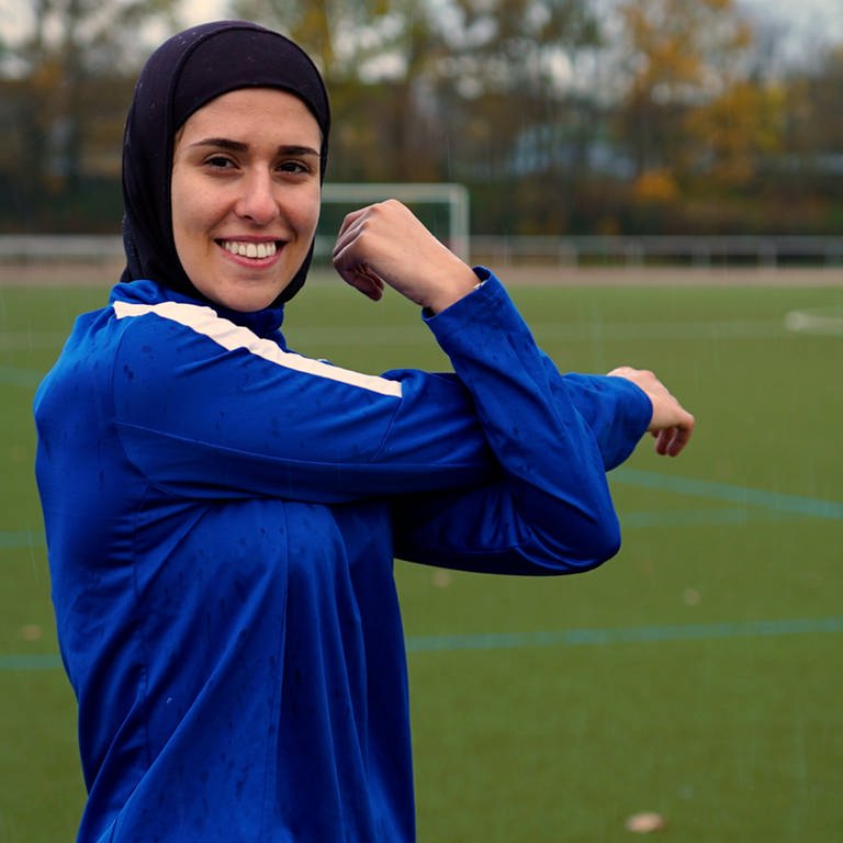 Junge muslimische Sportlerin auf Sportplatz