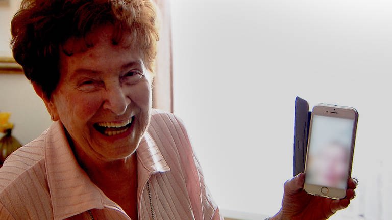Oma Annemarie ist 84 und liebt ihr Smartphone