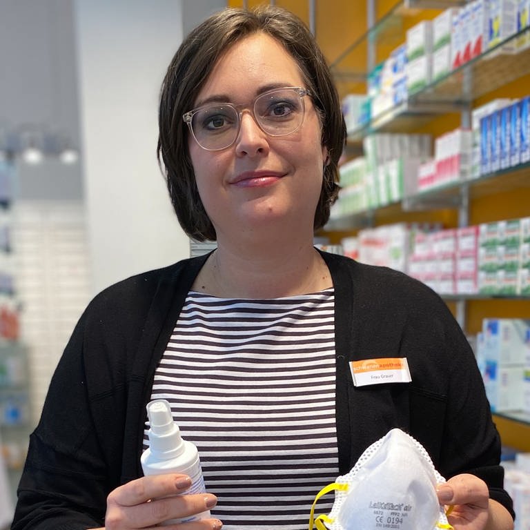 Julia, Apothekeninhaberin in Stuttgart: "Man muss sich bewusst sein, dass man schwerkranke Menschen einem Risiko aussetzt, indem man ihnen das Desinfektionsmittel wegkauft, obwohl man es nicht braucht."