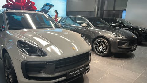 Autos der Firma Porsche in einem Autohaus in Russland.