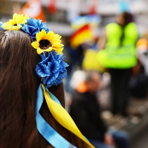 Blumenkranz mit ukrainischen Nationalfarben (Foto: dpa Bildfunk, Picture Alliance)